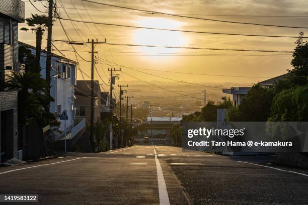 the elevated road in the residential district in kanagawa of japan - sunset road photos et images de collection
