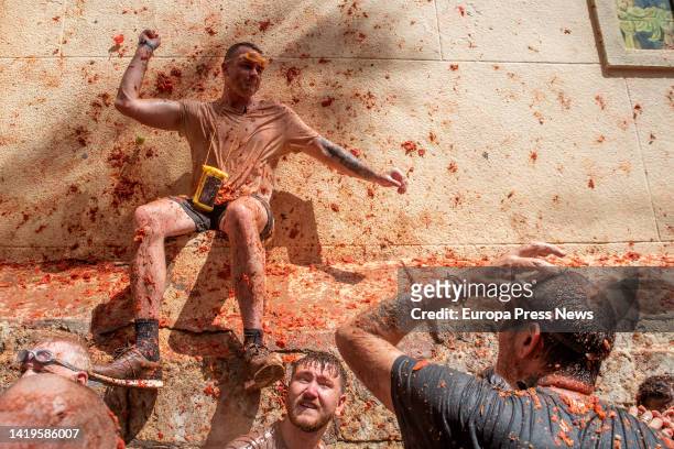Two people throw tomatoes at each other during the Tomatina festival, on 31 August, 2022 in Buñol, Valencia, Valencian Community, Spain. La Tomatina...