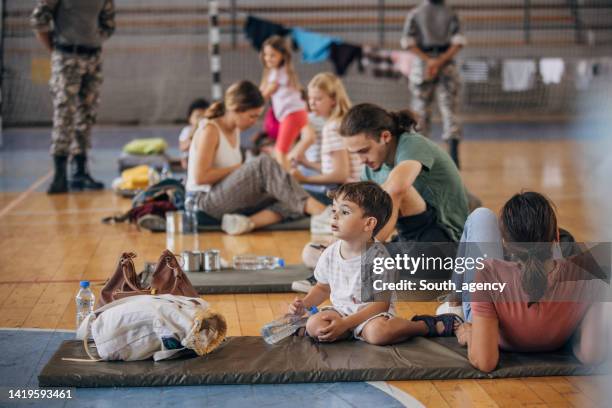 personnes à l’abri après une catastrophe naturelle - réfugiés et personnes déplacées photos et images de collection