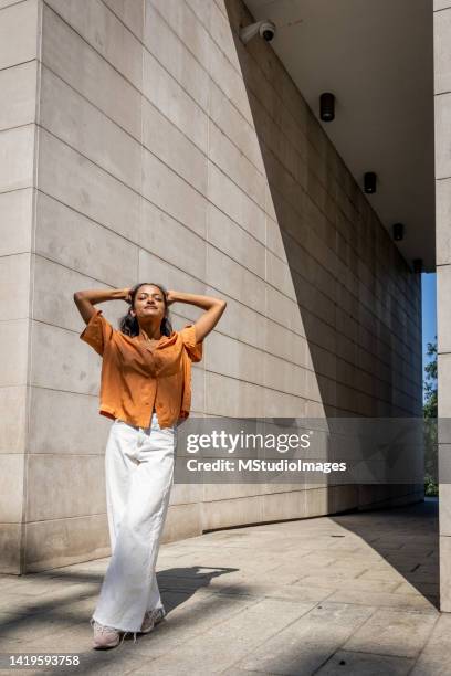 enjoying a beautiful day outside - stad centrum italie stockfoto's en -beelden