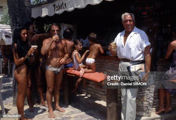 Félix Palmari, propriétaire de la plage de Tahiti à Ramatuelle, devant son bar en juillet 1983.