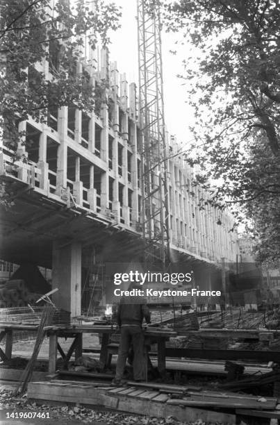 Travaux de construction de la faculté des sciences de Paris à l'emplacement de la halle aux vins le 21 octobre 1959.