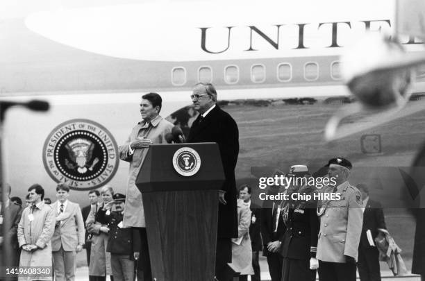 Le chancelier ouest-allemand Helmut Kohl accueille le président américain Ronald Reagan en Allemagne le 5 mai 1985.