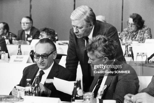 Hans-Jürgen Wischnewski, Helmut Schmidt et Hans Apel au congrès du Parti social-démocrate ouest-allemand le 22 avril 1982.