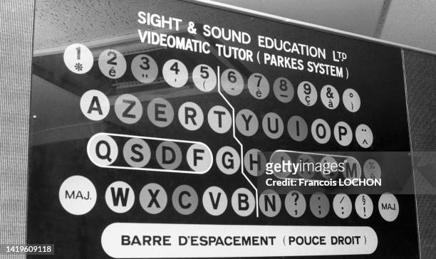 Clavier "AZERTY" d'une machine à écrire lors d'un cours de dactylographie en formation continue en 1975 à Paris.