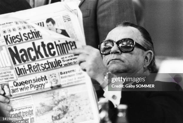 Le député du SPD Hans-Jürgen Wischnewski lit le journal "Bild" lors du congrès du Parti social-démocrate ouest-allemand le 20 avril 1982.