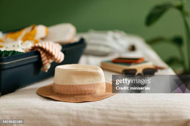 primer plano de una maleta abierta con cosas listas para unas vacaciones de verano - equipaje de mano fotografías e imágenes de stock