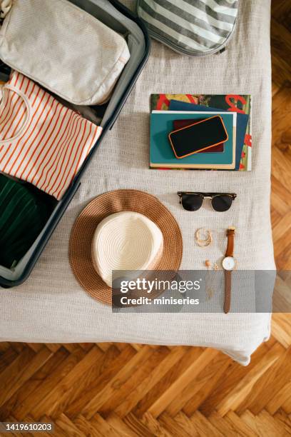 borsa aperta con vestiti estivi e roba pronta per una vacanza - preparazione foto e immagini stock