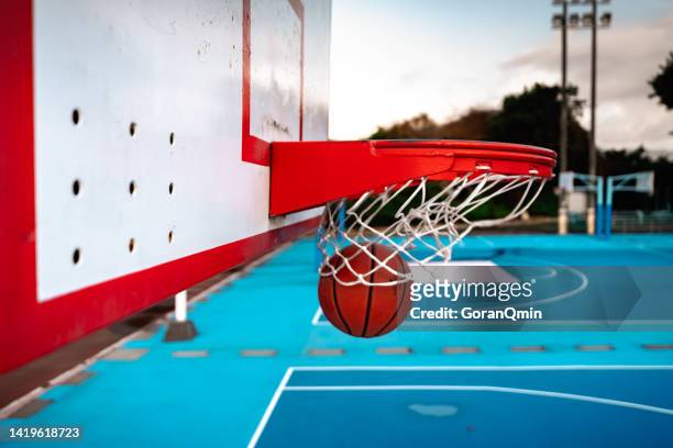 scoring during a basketball game - ball in hoop - 點數 得分單位 個照片及圖片檔