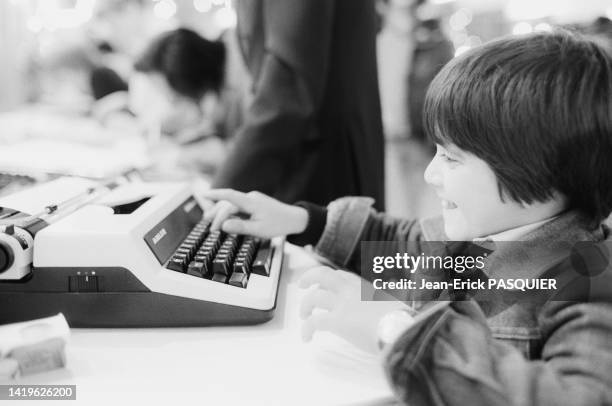 Enfant lors d'une démonstration au Salon des industries et du commerce de bureau en 1984 à Paris.