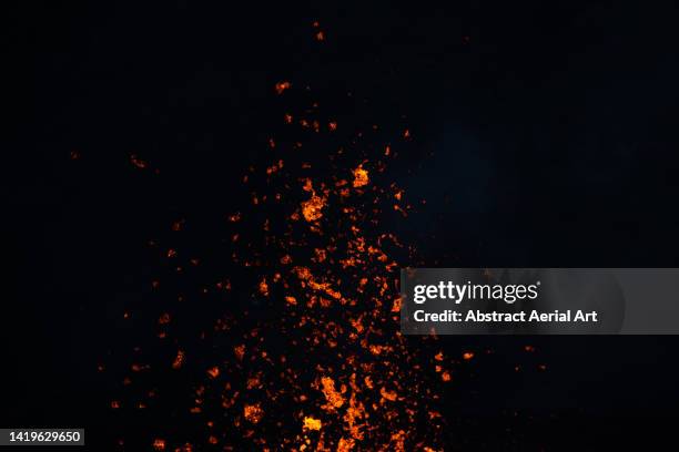 minimal shot showing lava erupting skywards photographed from close up at night, reykjanes peninsula, iceland - fire ember fotografías e imágenes de stock
