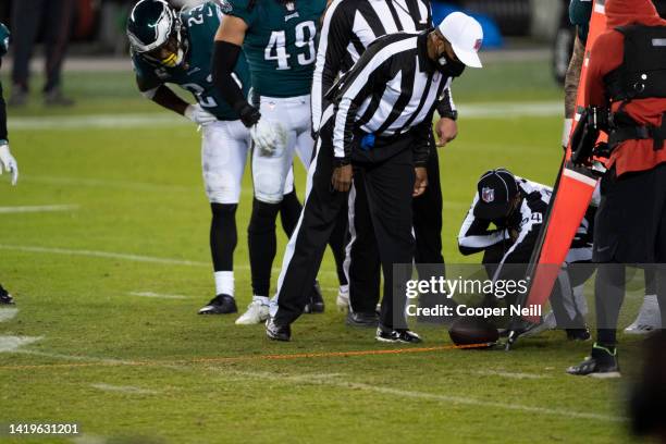 First Down Chain In Football 1,847 Football Chains Stock Photos, High-Res Pictures, and Images ...