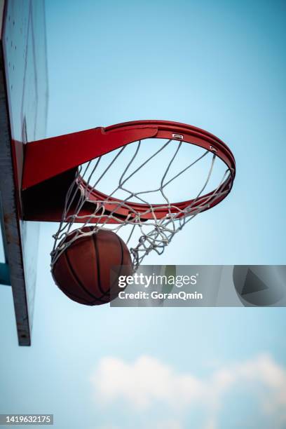 scoring during a basketball game - ball in hoop - 點數 得分單位 個照片及圖片檔