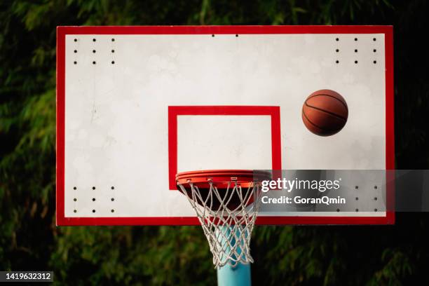 scoring during a basketball game - ball in hoop - 點數 得分單位 個照片及圖片檔