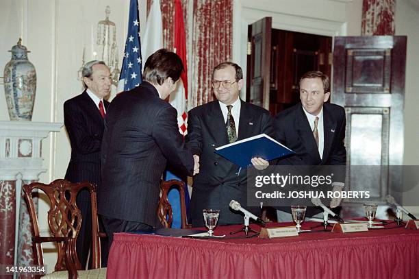 Secretary of State Warren Christopher watches Bosnian Prime Minister Haris Silajdzic , Croatian Foreign Minister Mate Granic and Bosnian Croat...