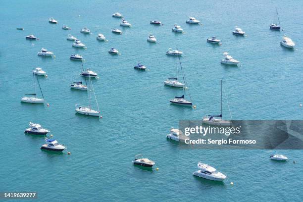 small recreational boats anchored in the sea - 下錨 個照片及圖片檔