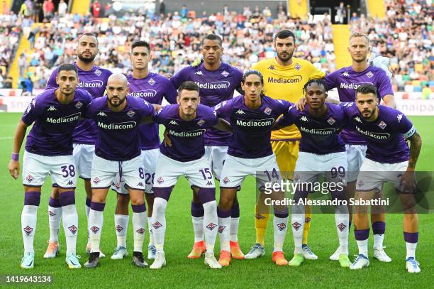 Players of Fiorentina line up prior to the Serie A match between Udinese Calcio and ACF Fiorentina at Dacia Arena on August 31, 2022 in Udine, Italy.