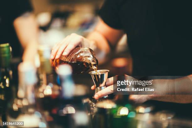 barman preparing cocktail - bartender mixing drinks stockfoto's en -beelden
