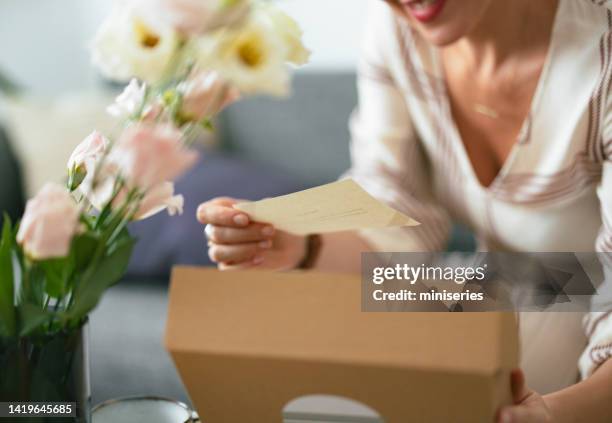 unrecognizable woman holding a note from a gift box (copy space) - white flower paper stock pictures, royalty-free photos & images