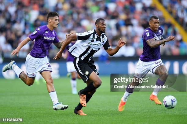 Beto of Udinese is challenged by Lucas Martinez Quarta of Fiorentina during the Serie A match between Udinese Calcio and ACF Fiorentina at Dacia...