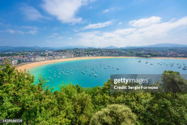 panoramic view of la concha beach in san sebastian, euskadi, spain - places to visit stock-fotos und bilder