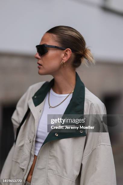 Alessa Winter wearing Viu Eyewear black shades, Frankie Shop beige oversized light jacket, Marco Polo long beige low waist skirt, Liu Jo black bag...