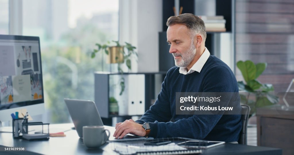 Reifer CEO, tippt und arbeitet am Laptop in seinem Büro. Geschäftsmann, der damit beschäftigt ist, Computer zu verwenden, um Kollegen per E-Mail zu kontaktieren. Engagierte und professionelle Mitarbeiter nutzen Technologie für eine effiziente Kommunika