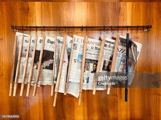 internationale zeitungen hängen an einer holzwand - newspaper headline stock-fotos und bilder