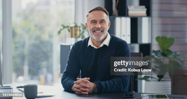 pdg mature, bureau de bureau et portrait de l’homme à l’intérieur du bâtiment de l’entreprise. personne professionnelle et heureuse qui travaille dans le leadership et la gestion. patron d’entreprise qui s’affirme et est positif dans sa carri� - chemise homme photos et images de collection