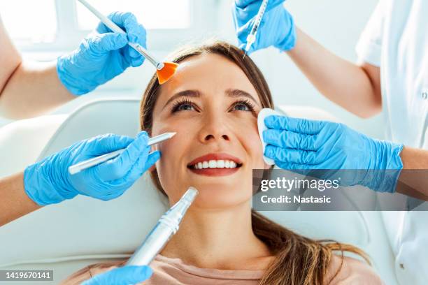 tratamientos faciales - plasma rico en plaquetas fotografías e imágenes de stock