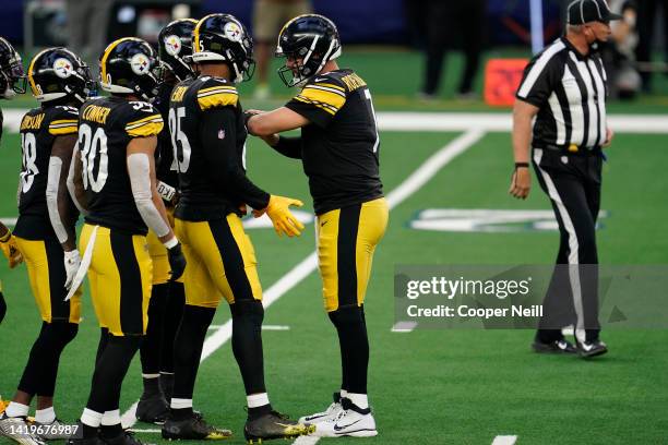 Ben Roethlisberger of the Pittsburgh Steelers leads the offensive huddle prior to an NFL game against the Pittsburgh Steelers, Sunday, Nov. 08 in...