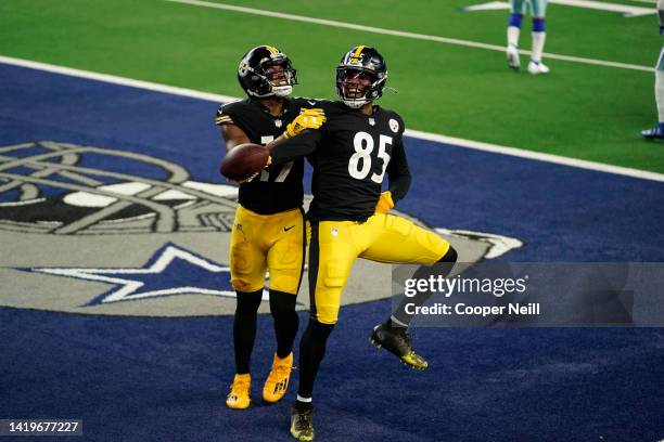 JuJu Smith-Schuster of the Pittsburgh Steelers and Pittsburgh Steelers tight end Eric Ebron celebrate a touchdown in the end zone during an NFL game...