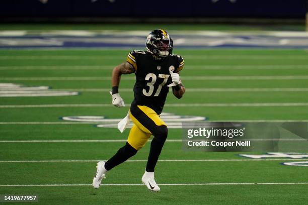 Jordan Dangerfield of the Pittsburgh Steelers runs down field during an NFL game against the Pittsburgh Steelers, Sunday, Nov. 08 in Arlington, Texas.