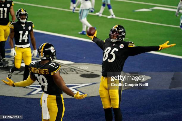 JuJu Smith-Schuster of the Pittsburgh Steelers and Pittsburgh Steelers tight end Eric Ebron celebrate a touchdown in the end zone during an NFL game...