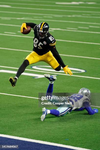 Eric Ebron of the Pittsburgh Steelers hurdles over Saivion Smith of the Dallas Cowboys during an NFL game against the Pittsburgh Steelers, Sunday,...