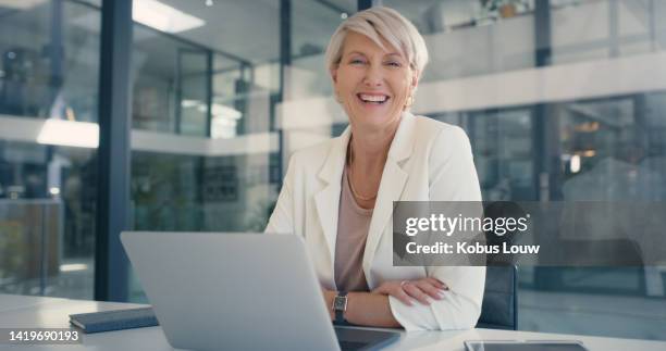 manager aziendale felice e orgoglioso, imprenditore e leader che lavora su un laptop con un sorriso in un ufficio. ritratto di un account executive, responsabile delle risorse umane e amministratore in un'agenzia di startup aziendale - older woman happy smile foto e immagini stock