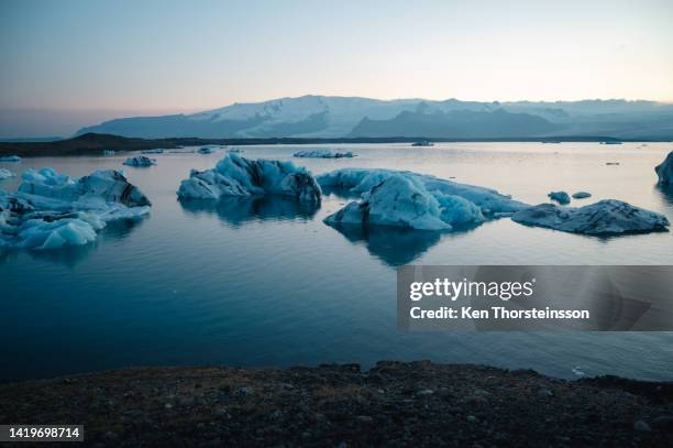 sunset at jökulsarlon - jokulsarlon stock pictures, royalty-free photos & images