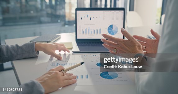 Análisis de datos, estrategia de marketing o estadísticas por parte de los líderes de desarrollo de negocios que planifican el crecimiento de la empresa. Manos de gerentes de finanzas en una reunión hablando sobre el desempeño financiero en una oficin Análisis de datos, estrategia de marketing o estadísticas por parte de los líderes de desarrollo de negocios que planifican el crecimiento de la empresa. Manos de gerentes de finanzas en una reunión hablando sobre el desempeño financiero en una oficin