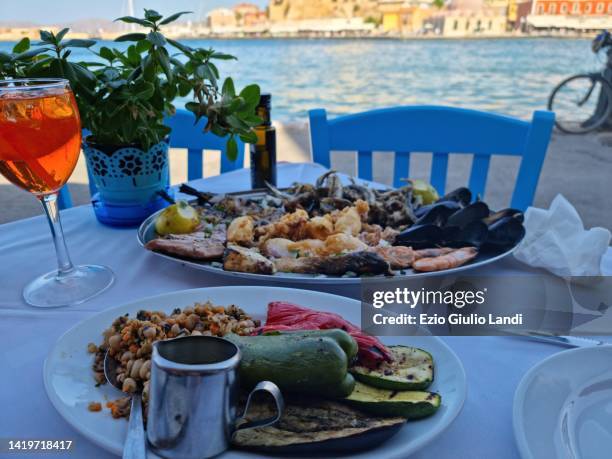 greek food - griekse gerechten stockfoto's en -beelden