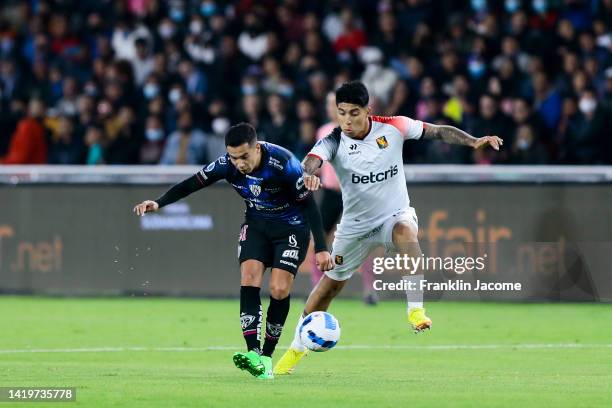 Matías Fernández of Independiente del Valle fights for the ball with Alexis Arias of Melgar during a Copa CONMEBOL Sudamericana 2022 first-leg...