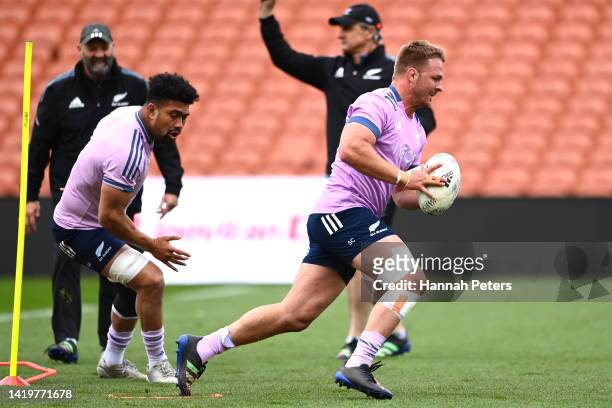 Sam Cane of the All Blacks runs through drills during a New Zealand All Blacks Training Session at FMG Stadium on September 01, 2022 in Hamilton, New...