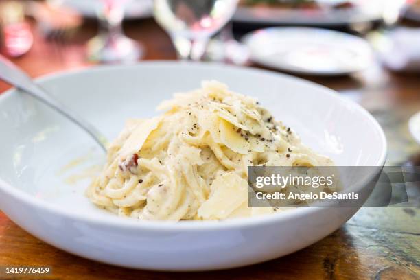 fettuccine alfredo - fettuccine stockfoto's en -beelden