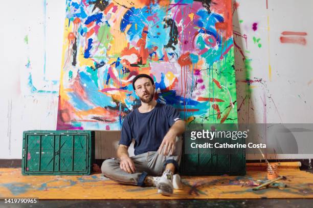 un artista seduto nel suo studio d'arte di casa - direttore artistico foto e immagini stock