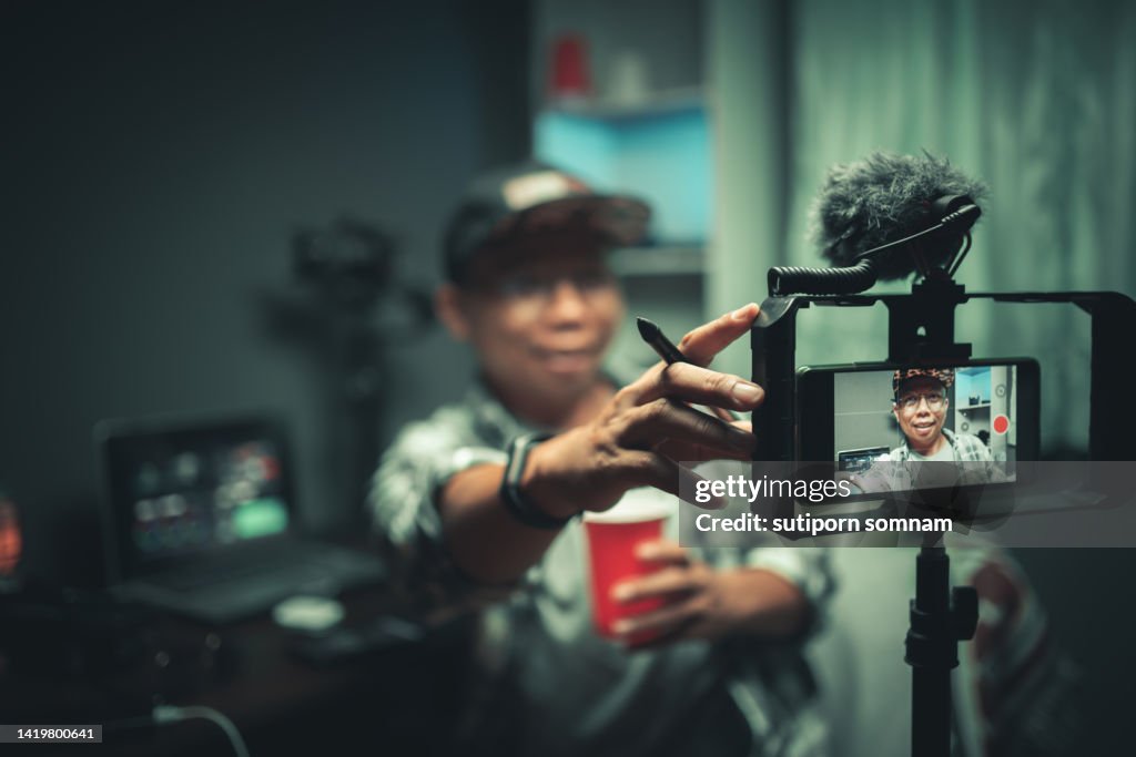 Blogger content creator live streaming to online