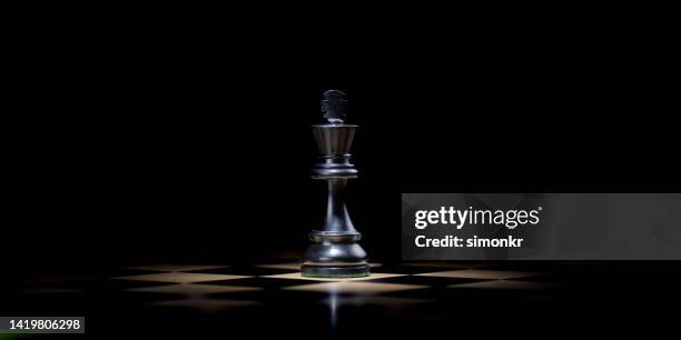schachstück an bord - schachfigur stock-fotos und bilder