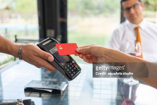 pago sin contacto con tarjeta de crédito - credit card reader fotografías e imágenes de stock