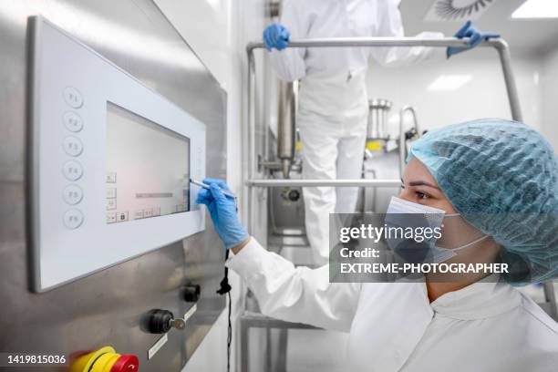 konzentrieren sie sich auf eine weibliche hand, die in einem pharmazeutischen labor einen speziellen elektronischen bleistift hält - arzneimittelherstellung stock-fotos und bilder