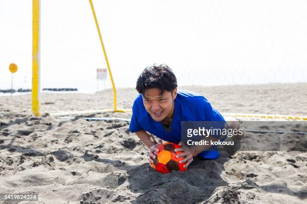 junge asiatische athletin, die liegestütze am strand macht. - push up japanese stock-fotos und bilder