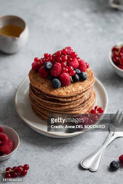 homemade fluffy pancakes with fruits and maple syrup - maple syrup pancakes fotografías e imágenes de stock