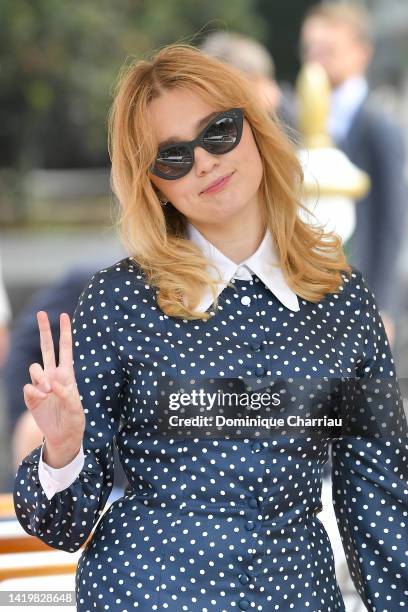 Aimee Lou Wood is seen arriving at the Excelsior Pier during the 79th Venice International Film Festival on September 01, 2022 in Venice, Italy.
